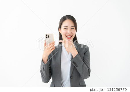ビジネス　女性　スーツ　スマホ 131256770