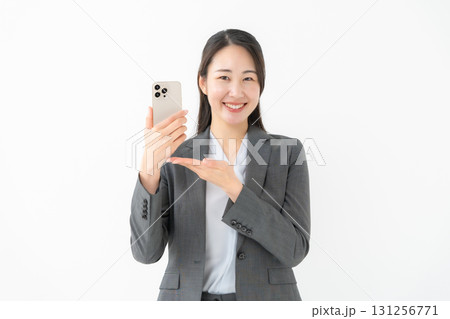 ビジネス　女性　スーツ　スマホ 131256771