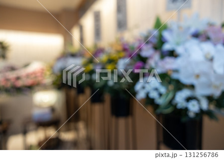 葬儀場に飾ってある供花のぼかしイメージ画像 葬儀場に飾ってある供花のぼかしイメージ画像 131256786