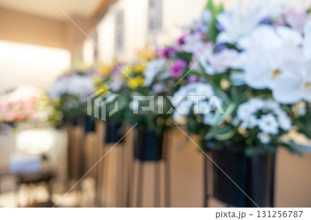 葬儀場に飾ってある供花のぼかしイメージ画像 葬儀場に飾ってある供花のぼかしイメージ画像 131256787