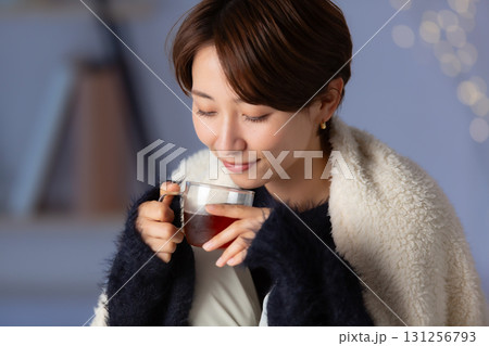 女性　温まる　冬 131256793