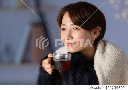 女性　温まる　冬 131256795