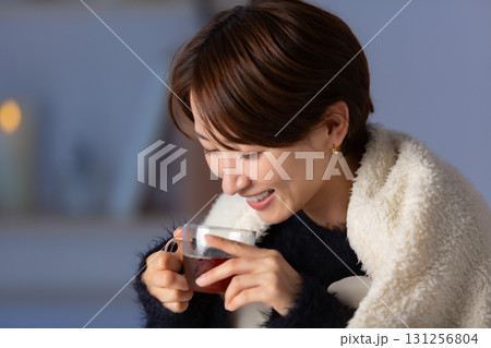 女性　温まる　冬 131256804