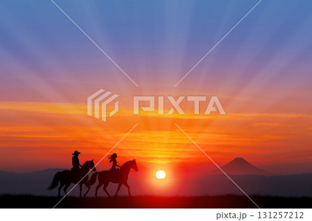 朝の空に富士山と馬のシルエット 朝の空に富士山と馬のシルエット 131257212