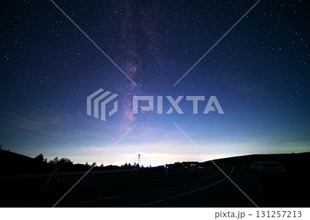 夏の霧ヶ峰高原　車山肩駐車場から南に登る銀河 131257213