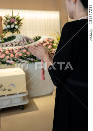 葬儀場で手を合わせて拝む若い女性 131257255