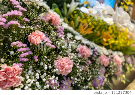 葬儀場の花いっぱいの豪華な祭壇のアップ 131257304