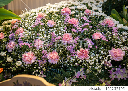 葬儀場の花いっぱいの豪華な祭壇のアップ 131257305