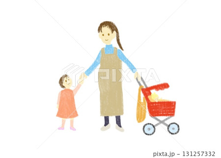 赤いベビーカーを押す妊婦さんと小さな女の子 131257332