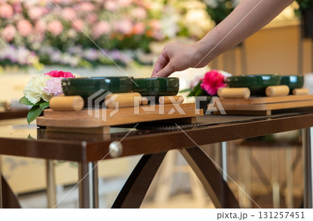 葬儀場でお焼香している若い女性の手元 131257451