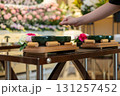葬儀場でお焼香している若い女性の手元 131257452