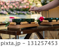 葬儀場でお焼香している若い女性の手元 131257453