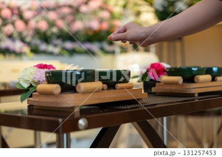 葬儀場でお焼香している若い女性の手元 131257453