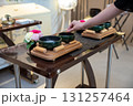 葬儀場でお焼香している若い女性の手元 131257464