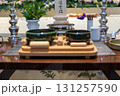 葬儀場の前机に置いてある白木の位牌 131257590