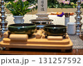 葬儀場の前机に置いてある白木の位牌 131257592