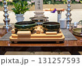 葬儀場の前机に置いてある白木の位牌 131257593
