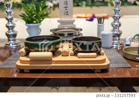 葬儀場の前机に置いてある白木の位牌 葬儀場の前机に置いてある白木の位牌 131257593