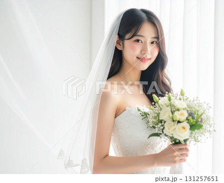 花束を持ったドレス姿の若い女性 131257651