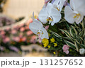 葬儀場に飾ってある供花 131257652
