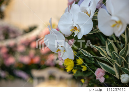 葬儀場に飾ってある供花 131257652