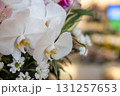 葬儀場に飾ってある供花 131257653