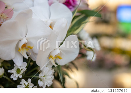 葬儀場に飾ってある供花 131257653