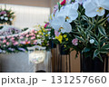 葬儀場に飾ってある供花 131257660