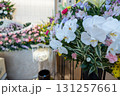葬儀場に飾ってある供花 131257661