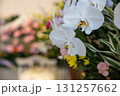 葬儀場に飾ってある供花 131257662