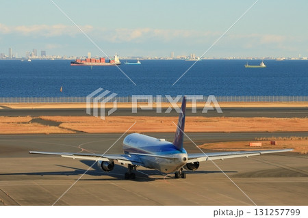 滑走路に向かう旅客機 出発イメージ 滑走路に向かう旅客機 出発イメージ 131257799