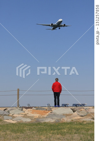 着陸進入する飛行機 飛行機を眺められる砂浜 着陸進入する飛行機 飛行機を眺められる砂浜 131257858