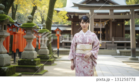 着物姿の日本人女性 神社へ参拝しに行く 着物姿の日本人女性 神社へ参拝しに行く 131258778