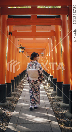 着物姿の日本人女性 千本鳥居を歩く 着物姿の日本人女性 千本鳥居を歩く 131258789