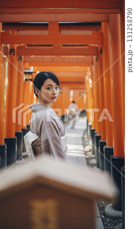 着物姿の日本人女性 千本鳥居を歩く 着物姿の日本人女性 千本鳥居を歩く 131258790