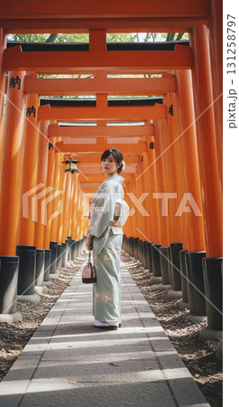 着物姿の日本人女性 千本鳥居を歩く 着物姿の日本人女性 千本鳥居を歩く 131258797