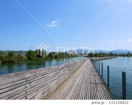 湖を渡す、スイス最長の木橋　（スイス、ラッパーズヴィル Rapperswil） 131258822
