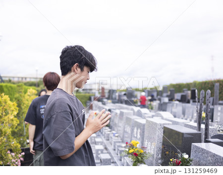 お墓参りをする子供 131259469