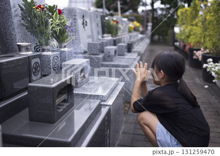お墓参りをする男性 131259470