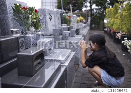 お墓参りをする男性 131259471