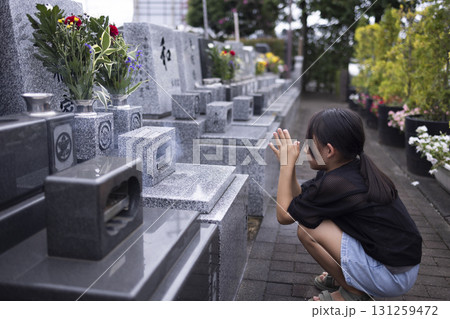お墓参りをする男性 131259472