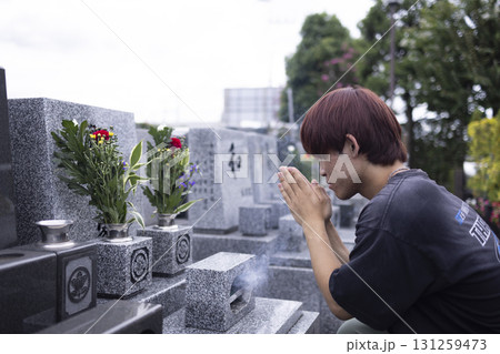 お墓参りをする男性 131259473