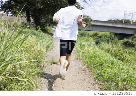 ランニングする男の子 131259513