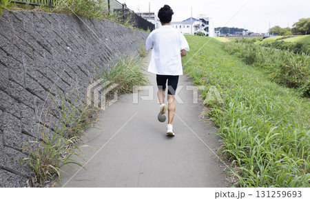 ランニングする男の子 131259693
