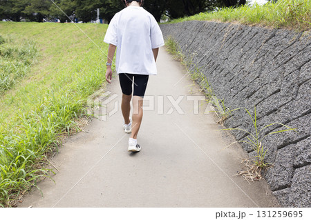 ランニングする男の子 131259695