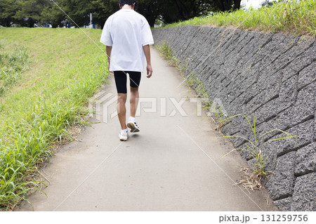 ウォーキングをする男の子 131259756
