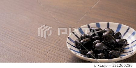 正月などに作られる日本の伝統的な料理。黒豆の煮豆。 正月などに作られる日本の伝統的な料理。黒豆の煮豆。 131260289