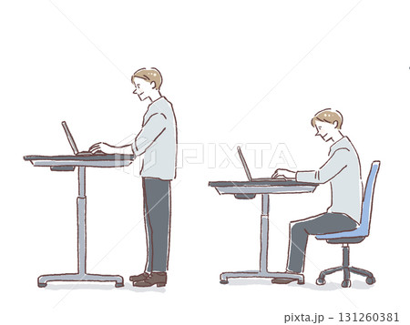 昇降デスクでパソコン作業をする男性、座りと立ち 131260381