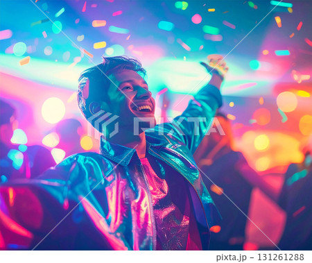 クラブのようなパーティーで楽しむ男性 クラブのようなパーティーで楽しむ男性 131261288
