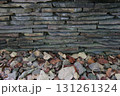 積み重ねられた石垣と落ち葉　横 131261324